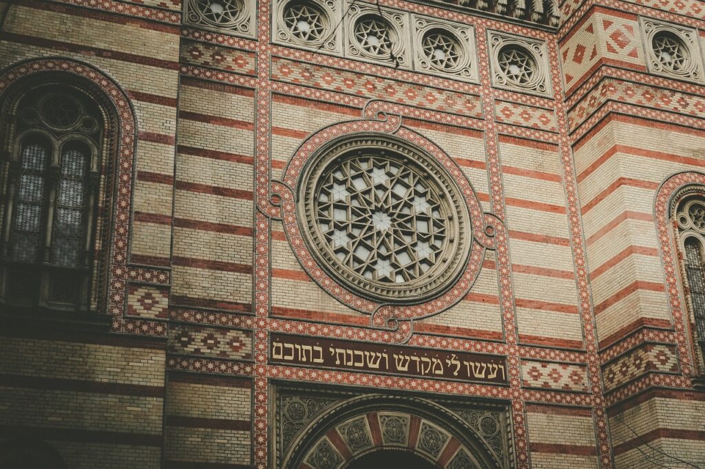 Must-See Places In Budapest: Dohány Street Synagogue