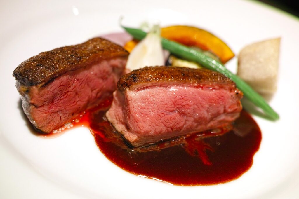 CANARD & CHAMPAGNE is one of Paris' delicious restaurants that specializes in duck.